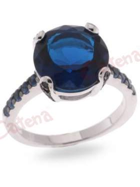 Ασημένιο δαχτυλίδι επιπλατινωμένο με μπλε πέτρες ζιργκόν σε σχέδιο μονόπετρο με μικρές διακοσμητικές στα πλάγια