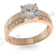 Ασημένιο δαχτυλίδι επιχρυσωμένο με ροζ χρυσό μονόπετρο με μικρές άσπρες πέτρες ζιργκόν στα πλάγια