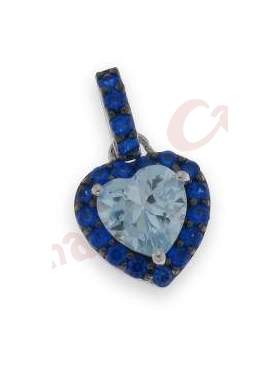 Μενταγιόν ασημένιο επιπλατινωμένο στολισμένο με μπλέ πέτρες ζιργκόν και στο κέντρο γαλάζια στο χρώμα του νερού σε σχέδιο καρδιά