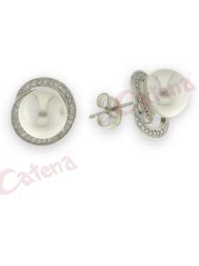 Σκουλαρίκια ασημένια επιπλατινωμένα στολισμένα με άσπρες πέτρες ζιργκόν και πέρλα στο κέντρο λευκή
