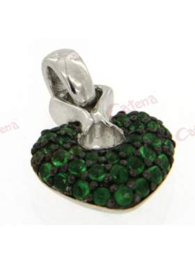 Ασημένιο μενταγιόν, με μαύρο ρόδιο, στολισμένο με πράσινες πέτρες ζιργκόν, σε σχήμα καρδιάς