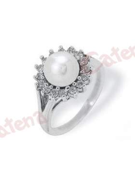 Δαχτυλίδι λευκόχρυσο, στολισμένο με μαργαριτάρι και άσπρες πέτρες ζιργκόν