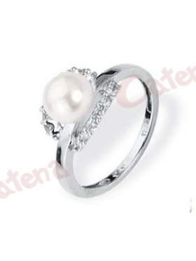 Δαχτυλίδι λευκόχρυσο, στολισμένο με μαργαριτάρι και άσπρες πέτρες ζιργκόν