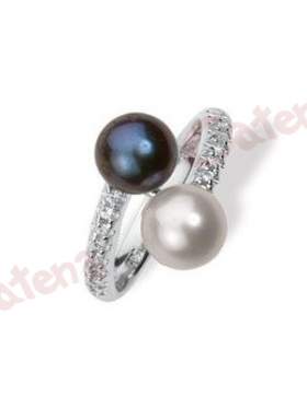 Δαχτυλίδι λευκόχρυσο, στολισμένο με μαργαριτάρια, ένα μπλέ, ένα άσπρο και άσπρες πέτρες ζιργκόν