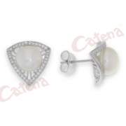Σκουλαρίκια ασημένια, επιπλατινωμένα με σχέδιο τρίγωνο στολισμένη με λευκές πέτρες ζιργκόν και μαργαριτάρι