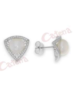 Σκουλαρίκια ασημένια, επιπλατινωμένα με σχέδιο τρίγωνο στολισμένη με λευκές πέτρες ζιργκόν και μαργαριτάρι