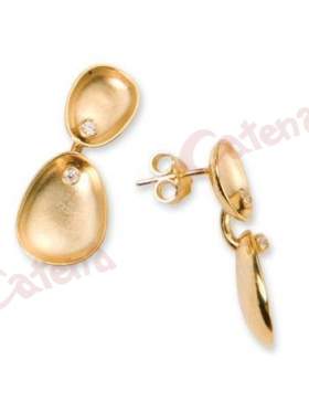 Σκουλαρίκι χρυσό, στολισμένο με άσπρες πέτρες ζιργκόν