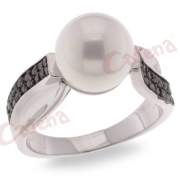 Δαχτυλίδι, με πέρλα με υλικό από φίλντισι λευκή πέρλα, σε σχήμα, με στρογγυλές πέτρες ζιργκόν μαύρες σε χρώμα λευκό με φινίρισμα λουστρέ