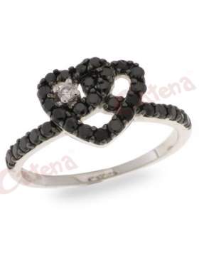 Δαχτυλίδι ασημένιο επιπλατινωμένο με μαύρες πέτρες και άσπρη σε σχήμα καρδιάς